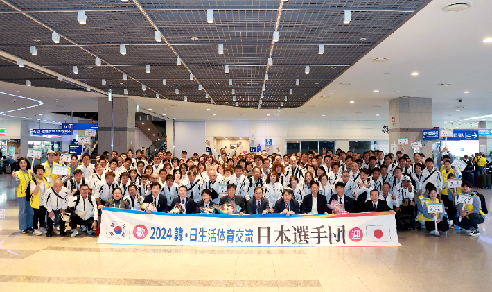 '2024 한일생활체육교류'에 참가한 대한민국 선수단이 공항에서 기념촬영을 하고있다. 대한체육회 