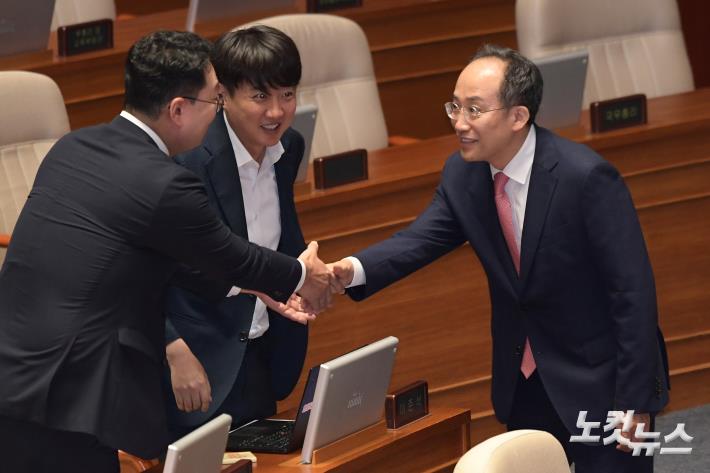 개혁신당 이준석-천하람 의원과 인사하는 국민의힘 추경호 원내대표