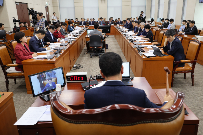 25일 오후 서울 여의도 국회에서 열린 행정안전위원회 전체회의에서 신정훈 위원장이 안건을 상정하고 있다. 연합뉴스