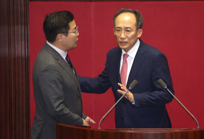 국민의힘 추경호 원내대표(오른쪽)와 더불어민주당 박찬대 원내대표가 26일 국회에서 열린 본회의에서 한석훈 국가인권위원회 위원 선출안이 부결된 것에 대해 이야기하고 있다. 연합뉴스