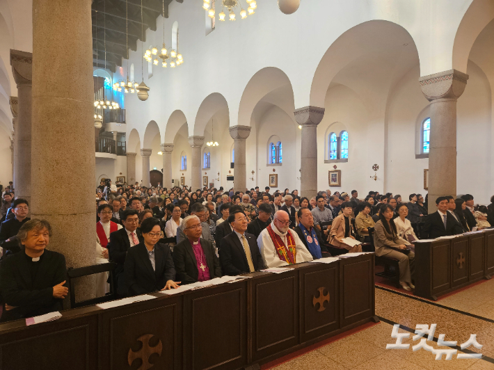 김장환 주교 성품식에는 성공회 사제들과 은퇴 주교, 해외 성직자 등이 참석해 성당 안을 가득 메웠다. 송주열 기자