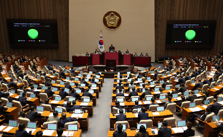  26일 국회에서 열린 본회의에서 '딥페이크 성폭력 방지법'(성폭력범죄처벌특례법)이 통과되고 있다. 연합뉴스