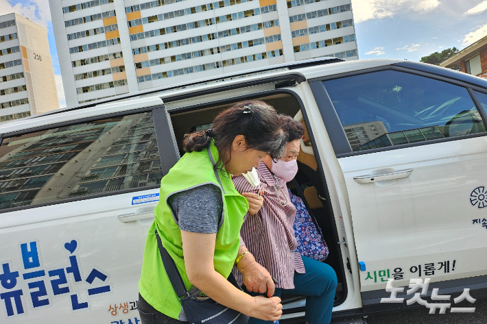 광주 광산구 우산동에서 광주다움 통합돌봄 특화사업인 '휴블런스' 대상자가 지원을 받고 있다. 김수진 기자