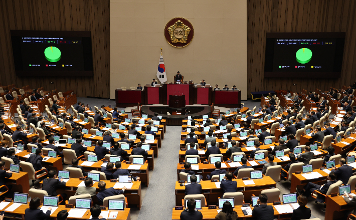 26일 국회에서 열린 본회의에서 '딥페이크 성폭력 방지법'(성폭력범죄처벌특례법)이 통과되고 있다. 연합뉴스