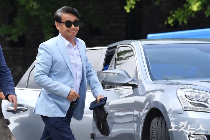 경찰 출석하는 최재영 목사...