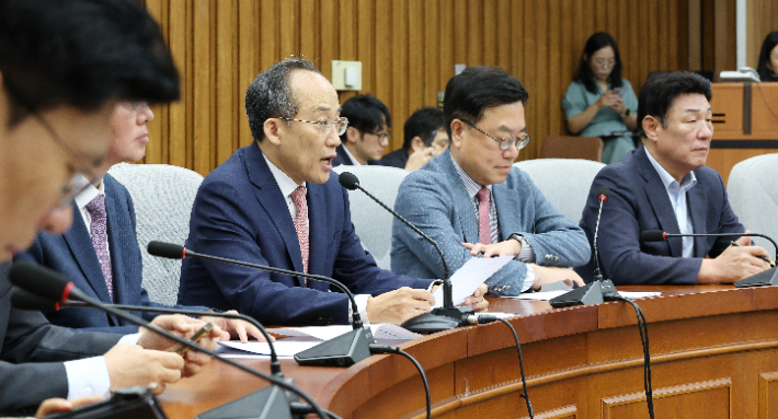  국민의힘 추경호 원내대표(오른쪽 세번째)가 27일 오전 국회에서 열린 원내대책회의에서 발언하고 있다. 연합뉴스