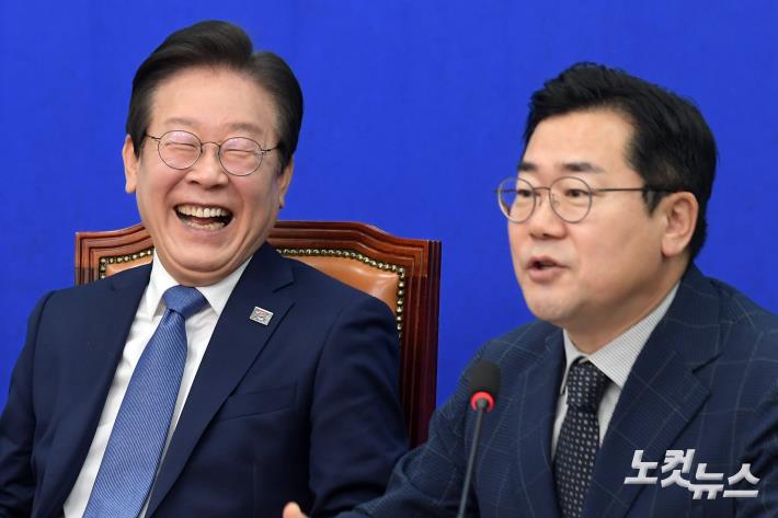 환하게 웃는 이재명 대표