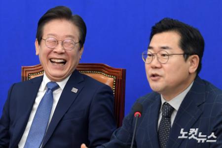 환하게 웃는 이재명 대표