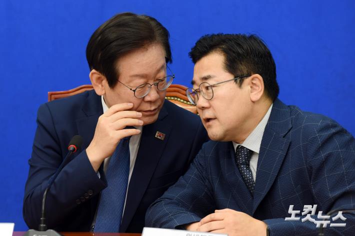 귀앳말하는 이재명-박찬대