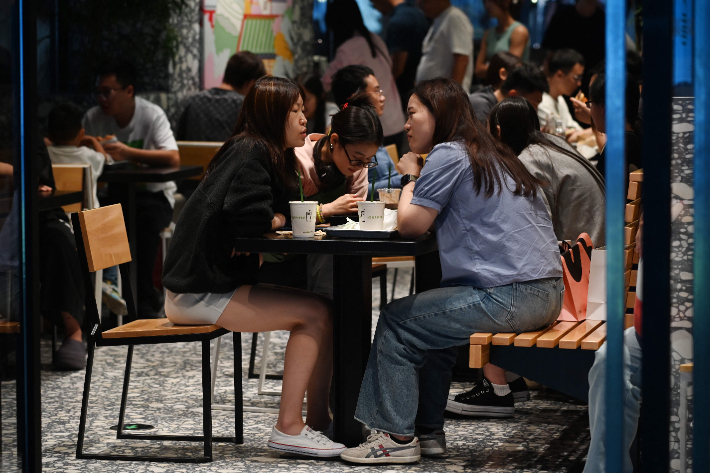 중국 베이징의 한 쇼핑몰에서 시민들이 커피를 마시며 대화하고 있다. 연합뉴스