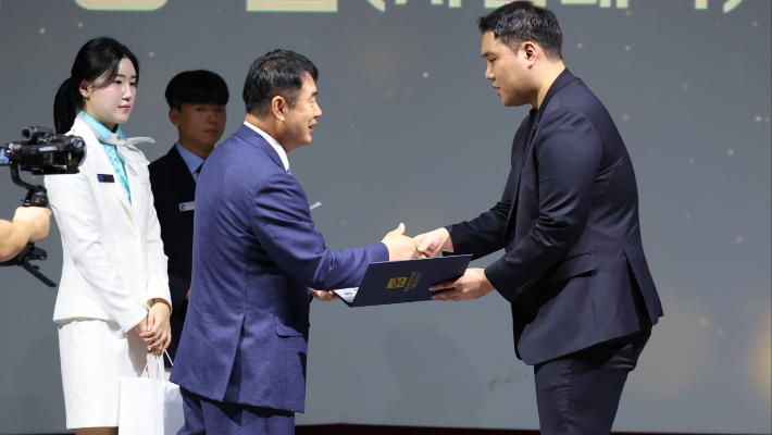 광주시교육청, '낙뢰 심정지' 교사 살린 조선대 교직원에 감사장