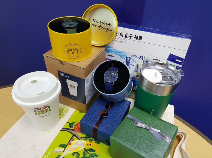 윤석열 대통령이 준비한 선물. 아이들의 학교생활에 도움이 될 학용품 세트와 기념시계. 대통령실 제공