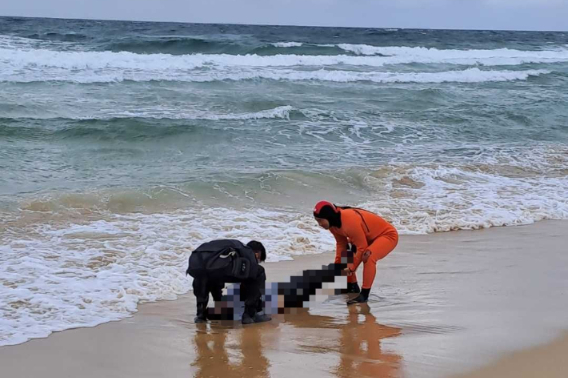 27일 오후 고성 송지호해수욕장에서 60대 남성을 물 밖으로 인양하고 있는 모습. 강우원소방본부 제공