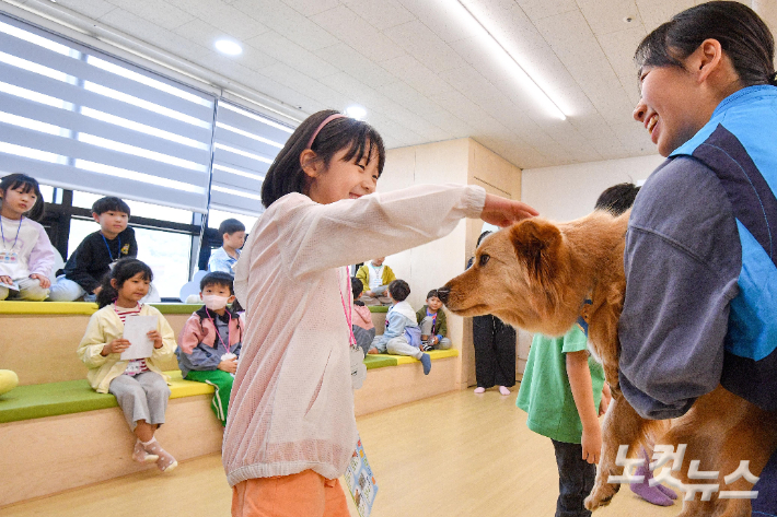 지난 5월 2일 서울 구로 거점형 우리동네키움센터에서 오류, 매봉초등학교 1학년 학생들이 방과 후 늘봄교실에 참여하고 있다. 박종민 기자