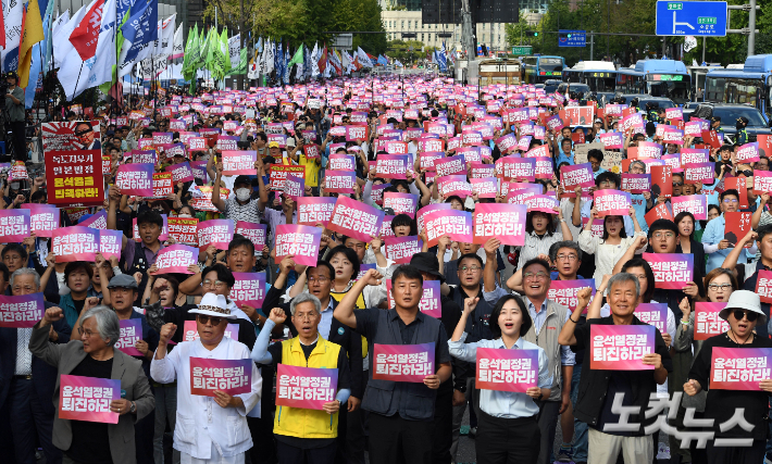 28일 오후 서울 중구 숭례문 앞에서 열린 '윤석열 정권 퇴진 시국대회' 참가자들이 구호를 외치고 있다. 황진환 기자