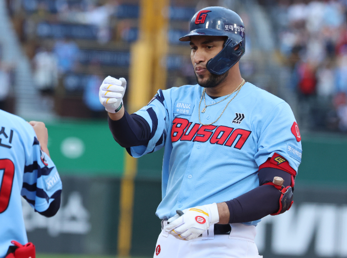 KBO 역대 2번째 200안타를 친 롯데 레이예스. 연합뉴스