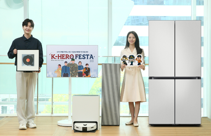 삼성전자 모델들이 삼성스토어 청담에서 군인∙경찰∙소방 공무원 대상으로 혜택을 제공하는 'K-Hero Festa'를 소개하고 있다. 삼성전자 제공