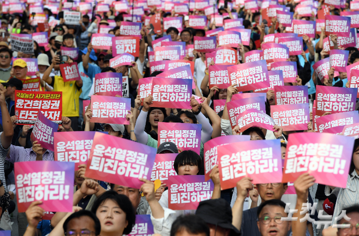 28일 오후 서울 중구 숭례문 앞에서 열린 '윤석열 정권 퇴진 시국대회' 참가자들이 구호를 외치고 있다. 황진환 기자