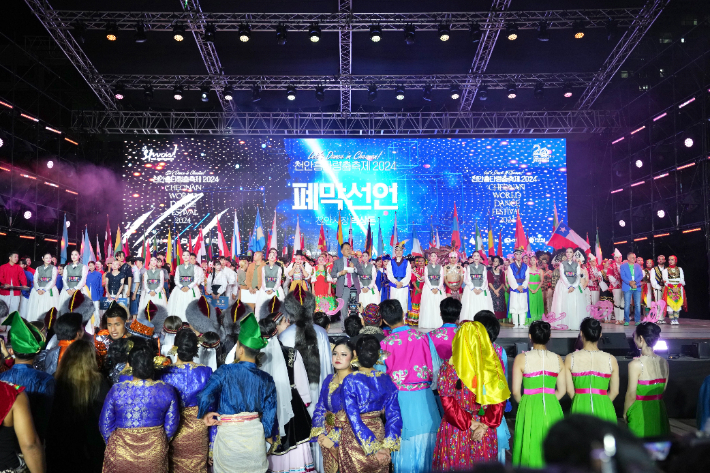 박상돈 천안시장이 29일 천안흥타령춤축제 2024 폐막선언을 하고 있다. 천안시 제공