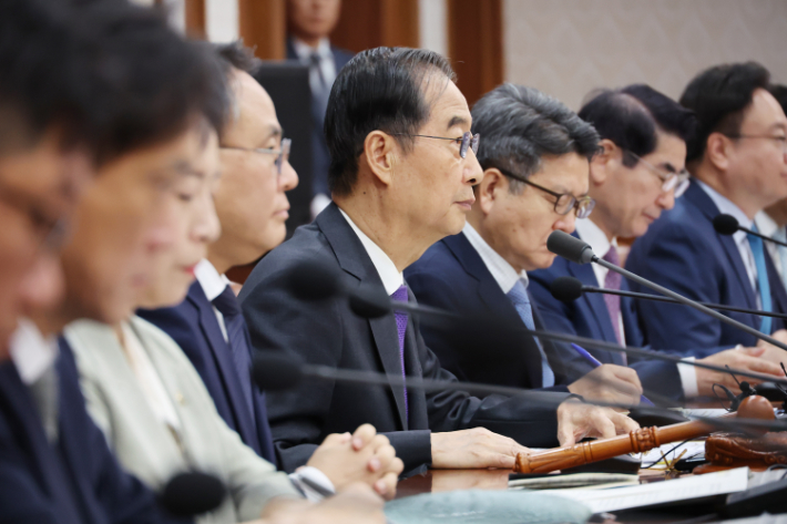 한덕수 국무총리가 30일 서울 종로구 정부서울청사에서 국무회의를 주재하고 있다. 연합뉴스