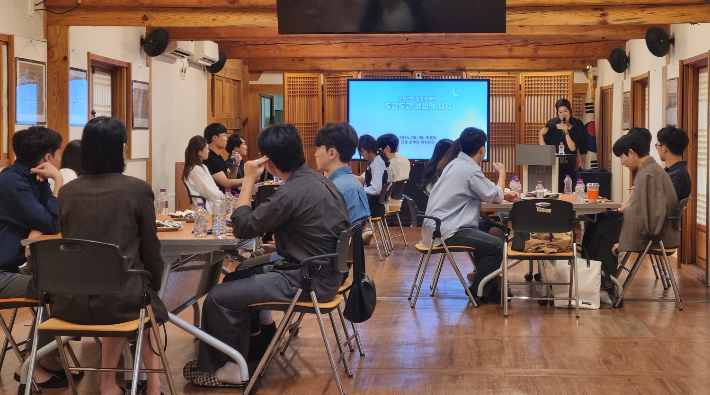 '청춘 동아리, 두근두근 설렘의 시작' 프로그램 2기가 지난 28일 최부자아카데미에서 열리고 있다. 경주시 제공