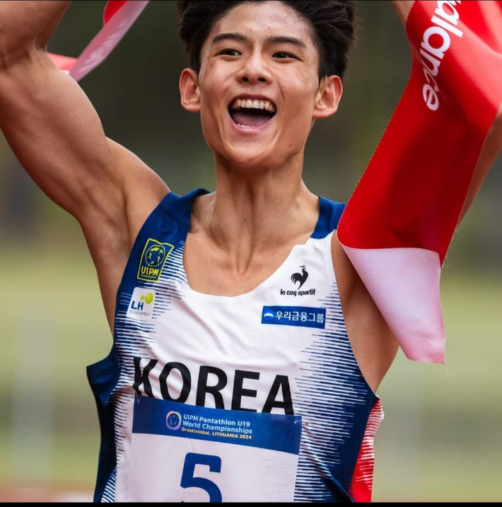 국제근대5종연맹(UIPM) 19세 이하(U-19) 세계선수권대회에서 1위를 한 임태경(17·경기체고)이 기뻐하고 있다. 대한근대5종연맹 SNS 캡처