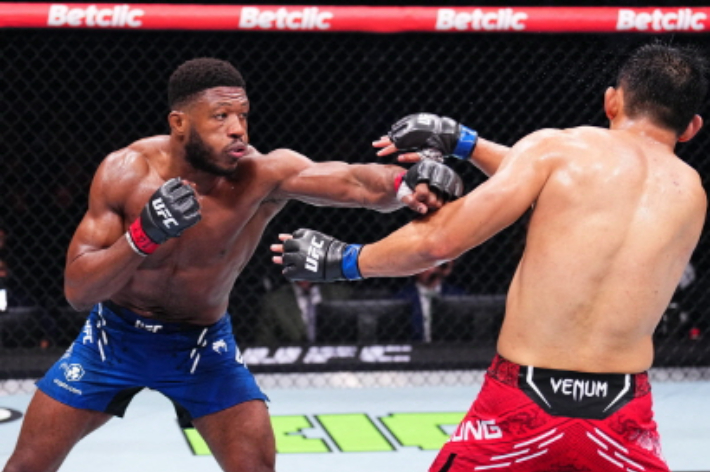 UFC 라이트헤비급(93kg) 정다운과 우마르 시(28∙프랑스)의 경기 장면. UFC 제공