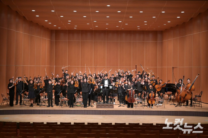 이번 정기연주회는 '3대가 함께 하는 오케스트라'를 부제로 마련됐으며, 내빈과 단원 가족 등 300여 명이 참석한 가운데 진행됐다. 유상원 아나운서