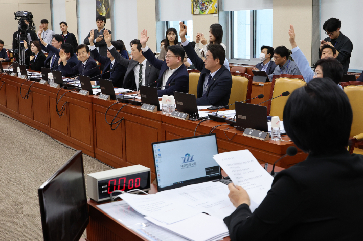 30일 오전 서울 여의도 국회에서 열린 과학기술정보방송통신위원회 전체회의에서 최민희 위원장과 야당 위원들이 국정감사 증인출석 요구 변경의 건에 대해 찬성 표결하고 있다. 연합뉴스