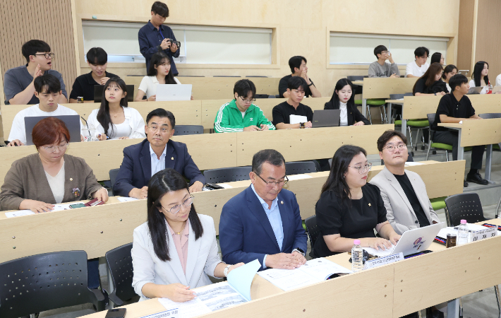 30일 전주시의회와 전북대 총학생회의 '대학과 민관거버넌스 구축을 위한 토론회'에서 참석자들이 자료를 살펴보고 있다. 전주시의회 제공