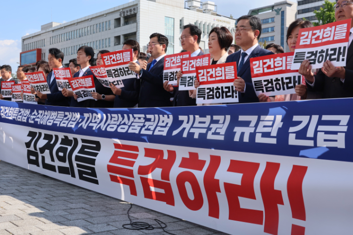 더불어민주당 박찬대 원내대표가 30일 서울 용산구 대통령실 앞에서 열린 김건희 여사 특검법·순직해병특검법·지역사랑상품권법 거부권 규탄 야5당 긴급 기자회견에서 발언하고 있다. 연합뉴스