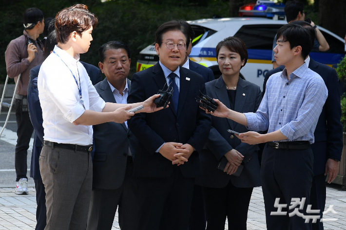 더불어민주당 이재명 대표가 30일 오후 서울 서초구 서울중앙지법에서 열린 위증교사 혐의 관련 1심 결심공판에 출석하고 있다. 박종민 기자