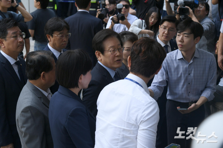 더불어민주당 이재명 대표가 30일 오후 서울 서초구 서울중앙지법에서 열린 위증교사 혐의 관련 1심 결심공판에 출석하고 있다. 박종민 기자