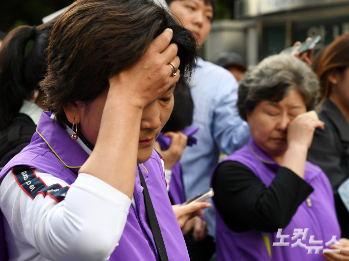 박희영 용산구청장이 이태원 참사 부실 대응 혐의로 재판에 넘겨져 1심에서 무죄를 선고받은 30일 오후 서울 마포구 서부지법에서 이태원 참사 유가족들이 눈물을 흘리고 있다. 황진환 기자