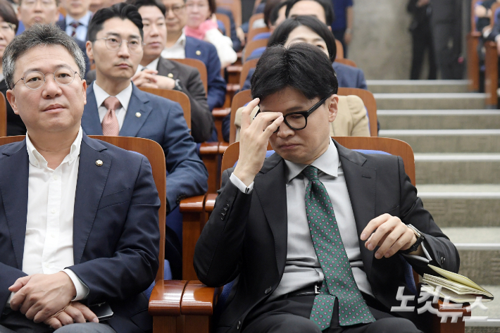 국민의힘 한동훈 대표가 의원총회에서 안경을 만지고 있다. 윤창원 기자