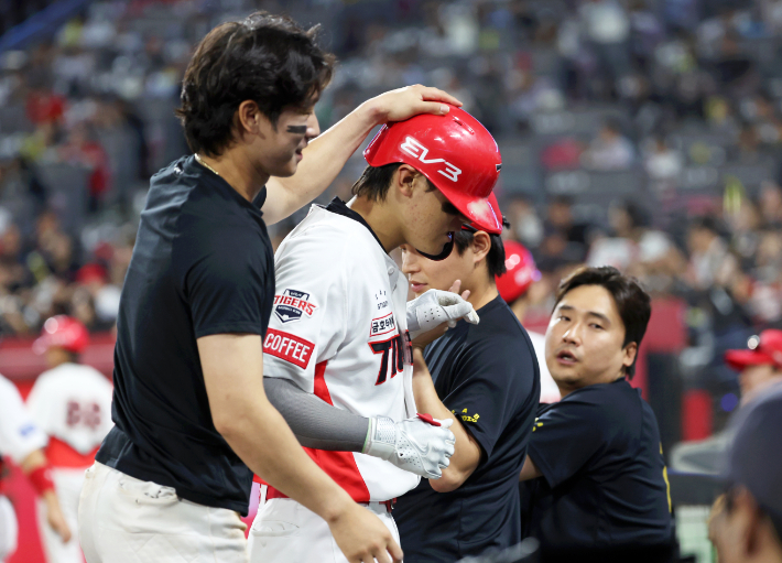 30일 광주기아챔피언스필드에서 열린 프로야구 NC 다이노스와 KIA 타이거즈의 경기. KIA 박찬호(왼쪽)가 7회말 2사 1루에서 우익수 플라이를 때리고 더그아웃으로 들어오는 김도영을 격려하고 있다. 김도영은 8회초 수비에 교체돼 40-40 클럽 가입은 아쉽게 무산됐다. 연합뉴스