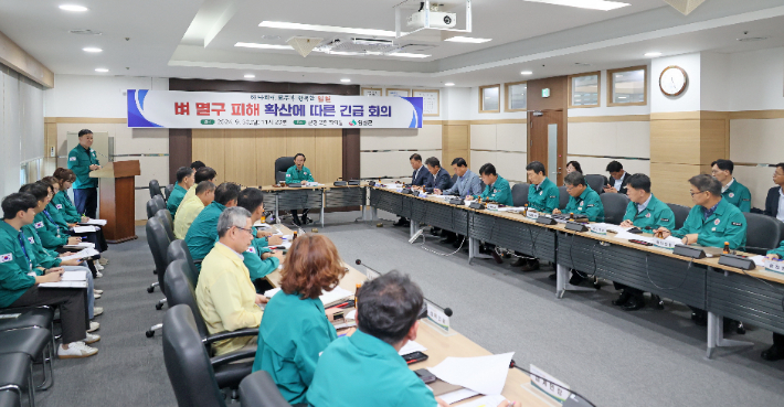 심민 임실군수를 비롯해 지역농협장, 농업 관계 부서장, 12개 읍‧면장은 벼멸구 피해 확산 방지 및 피해 농가 지원 대책 마련을 위해 긴급 대책 회의를 열었다. 임실군 제공