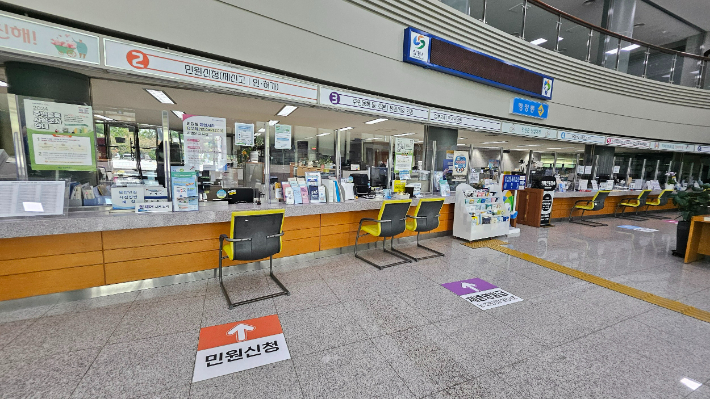 진해구청 민원실. 진해구 제공