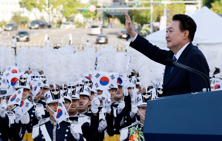 건군 76주년 국군의날 시가행진이 열린 1일 윤석열 대통령이 서울 광화문 월대 앞 무대에서 국군 장병들에게 손흔들어 인사하고 있다. 연합뉴스