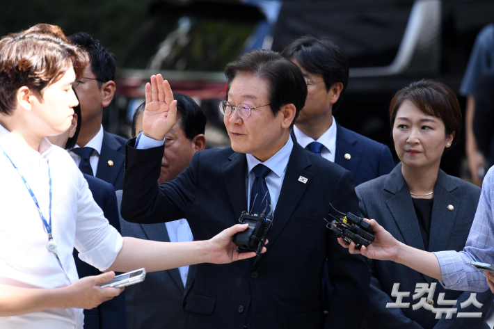 더불어민주당 이재명 대표가 30일 오후 서울 서초구 서울중앙지법에서 열린 위증교사 혐의 관련 1심 결심공판에 출석하며 지지자들에게 인사하고 있다. 박종민 기자