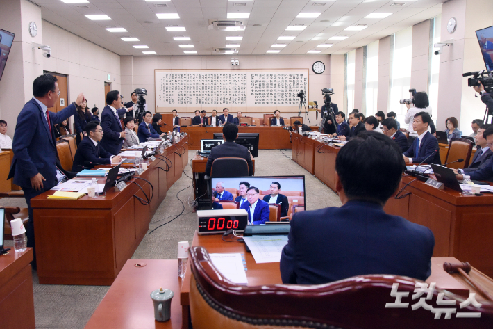 2일 서울 여의도 국회 법제사법위원회 전체회의장에서 열린 박상용 수원지검 부부장검사 탄핵소추사건 조사 청문회에서 국민의힘 의원들이 청문회 진행 방식에 항의하고 있다. 윤창원 기자