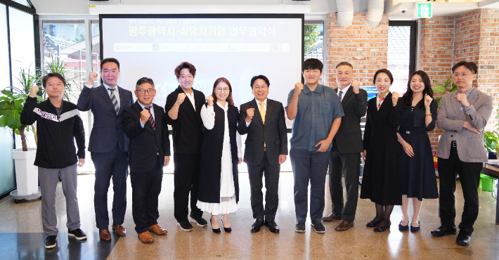 강기정 광주광역시장이 2일 오전 동구 광주AI창업캠프에서 열린 광주시-AI유치기업 업무협약을 체결한 뒤 기념촬영을 하고 있다. 광주시 제공