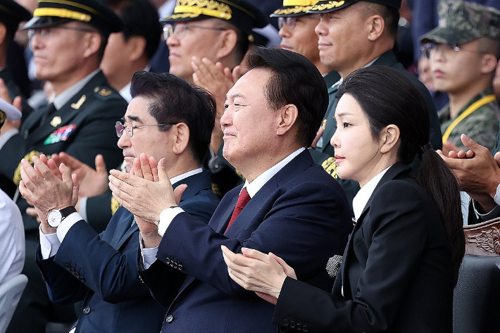 윤석열 대통령과 부인 김건희 여사가 1일 성남 서울공항에서 열린 건군 76주년 국군의날 기념식에서 박수치고 있다. 연합뉴스