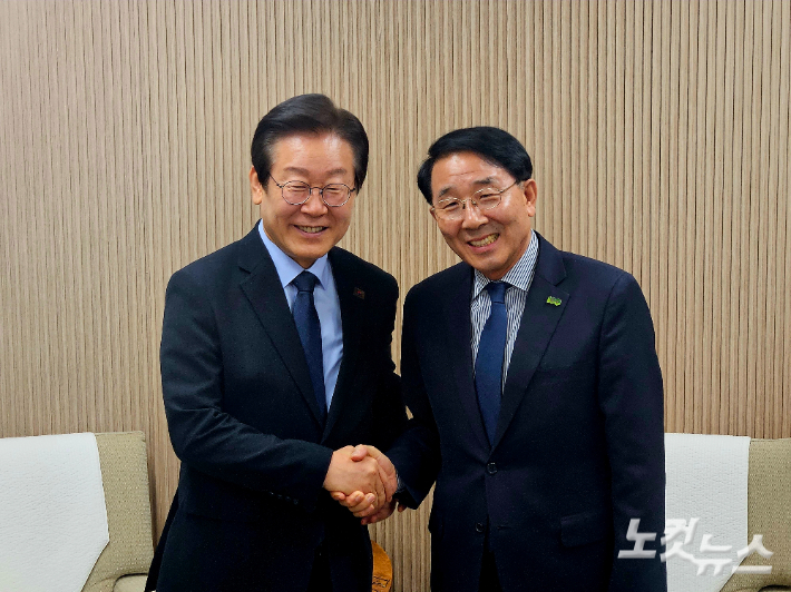 교회협의회 김종생 총무와 악수하고 있는 민주당 이재명 대표. 송주열 기자