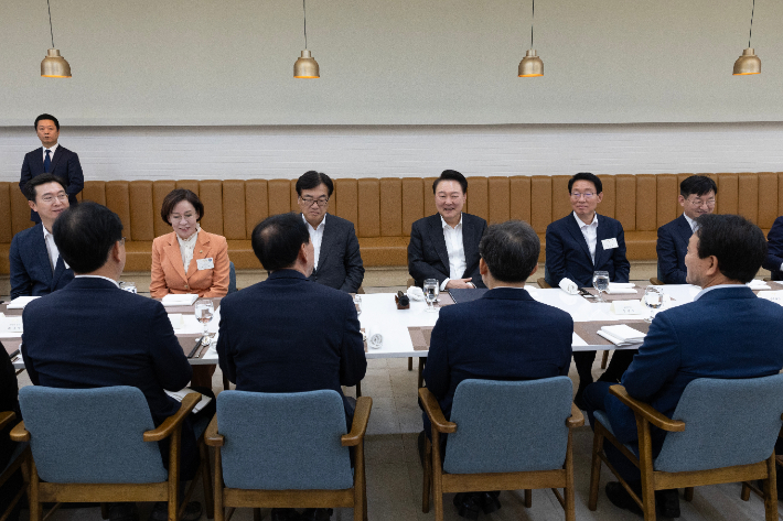 윤석열 대통령이 2일 서울 용산 대통령실 앞 파인그라스에서 열린 국민의힘 원내지도부 초청 만찬에서 참석 의원들과 대화를 나누고 있다. 대통령실 제공