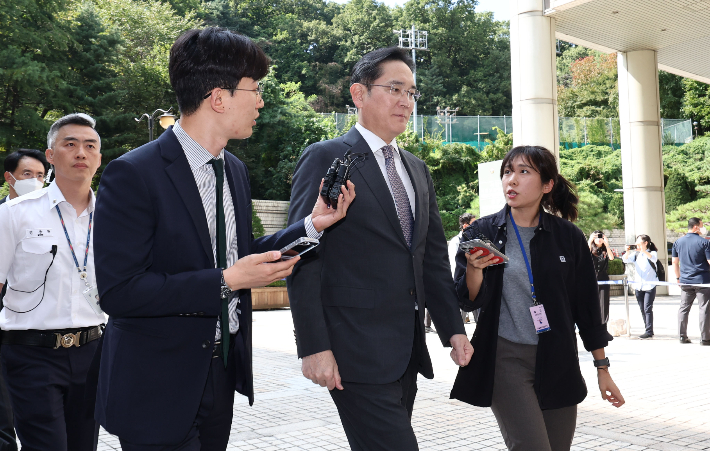 항소심 첫 공판 출석하는 이재용 회장. 연합뉴스 