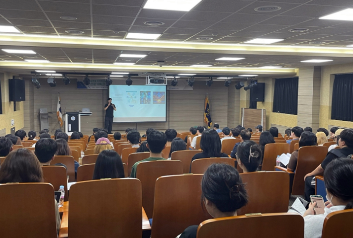 전남 순천대학교는 지난달 30일 학내 천연물신약관 축호홀에서 2024년 제3회 글로벌 지역혁신 전문가특강 'AI 스케일의 생각'을 개최했다. 순천대 제공
