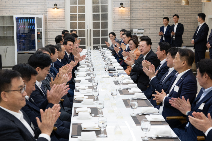 윤석열 대통령, 국민의힘 원내지도부 초청 만찬     (서울=연합뉴스) 진성철 기자 = 윤석열 대통령이 2일 서울 용산 대통령실 앞 파인그라스에서 열린 국민의힘 원내지도부 초청 만찬에서 추경호 원내대표 등 참석 의원들과 함께 박수치고 있다. 2024.10.2  [대통령실 제공. 재판매 및 DB 금지]     zjin@yna.co.kr (끝)   <저작권자(c) 연합뉴스, 무단 전재-재배포, AI 학습 및 활용 금지> 연합뉴스