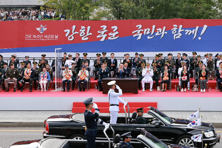 윤석열 대통령이 1일 서울 광화문 일대에서 열린 국군의날 시가행진 중 세종대왕상 앞 관람 무대에서 제병 지휘부에 박수를 보내고 있다. 연합뉴스