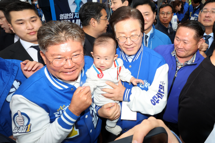 10·16 재보궐선거 공식 선거운동이 시작한 3일 오전 전남 영광군 영광터미널시장 인근에서 더불어민주당 이재명 대표가 영광군수 재선거에 출마한 장세일 후보 지원 유세를 하고 있다. 연합뉴스